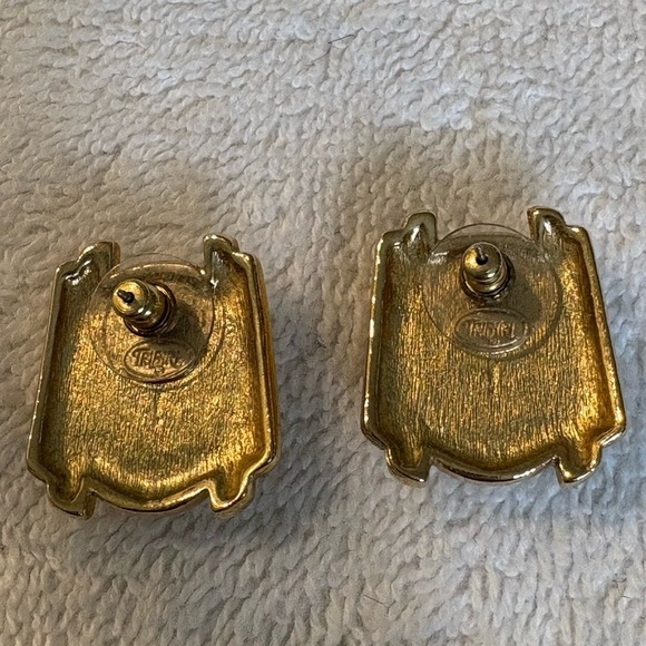 Vintage Trifari Gold Tone & Off-White Cabochon Earrings For Pierced Ears - Picture 3 of 7